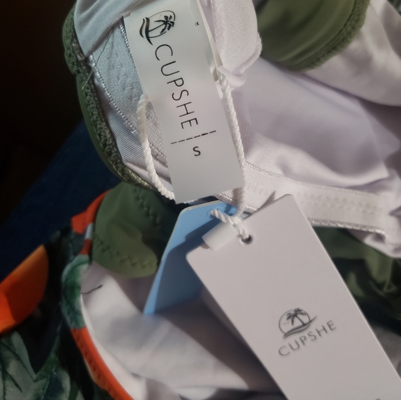 Cupshe one piece bathing suit/ open back - Picture 7 of 8